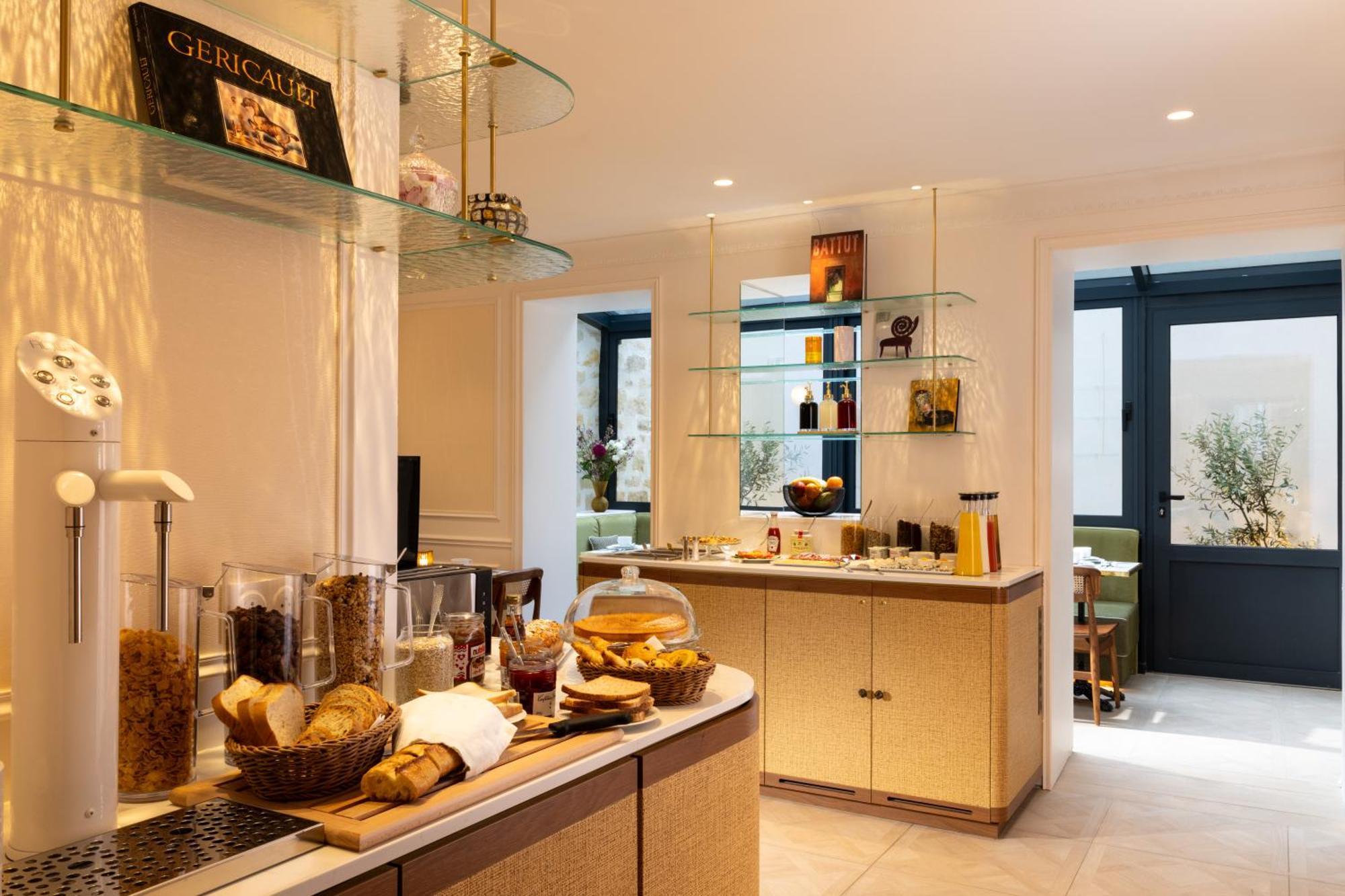 Almarine Eiffel & By Malone Hotel