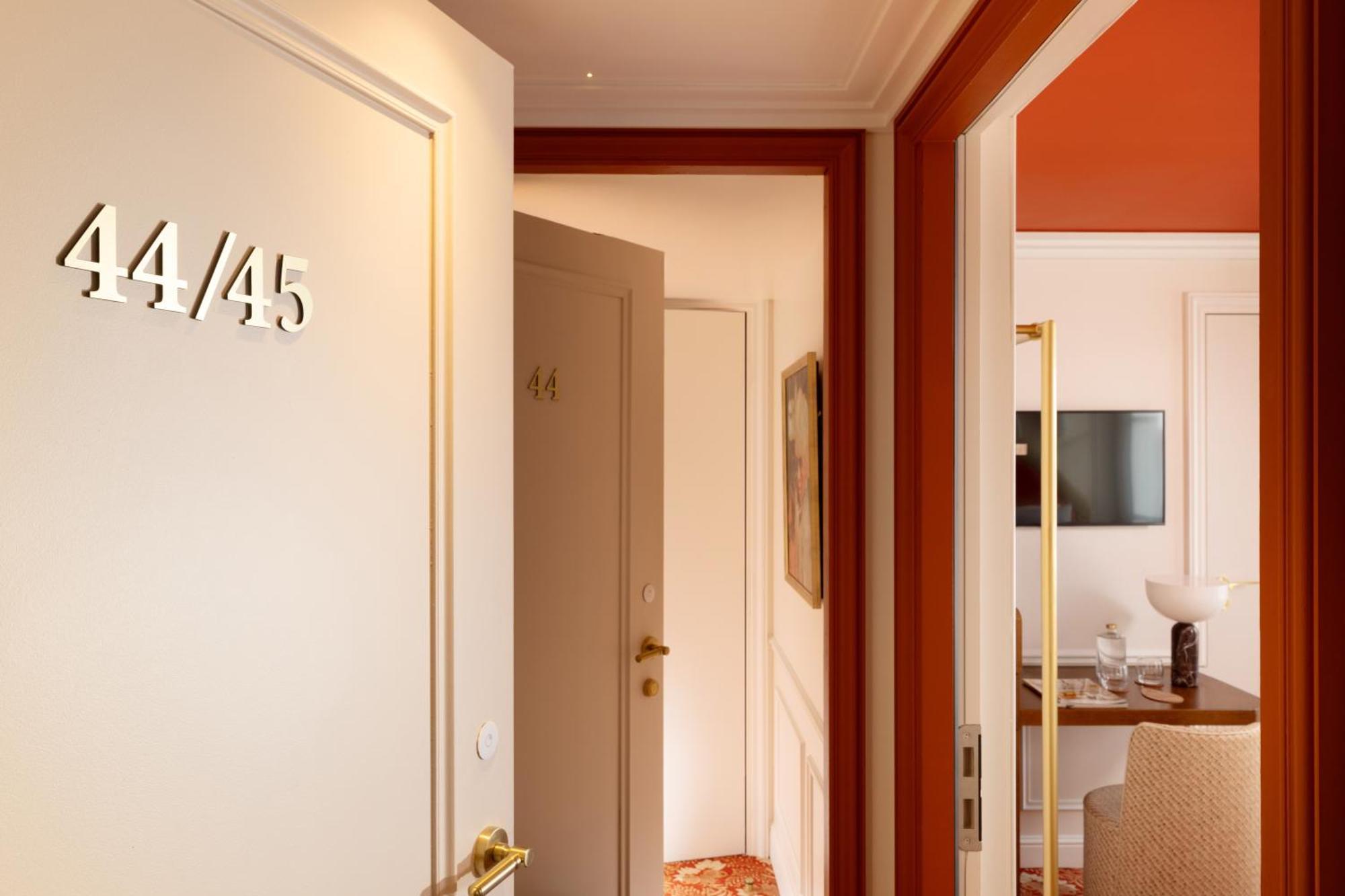 Almarine Eiffel & By Malone