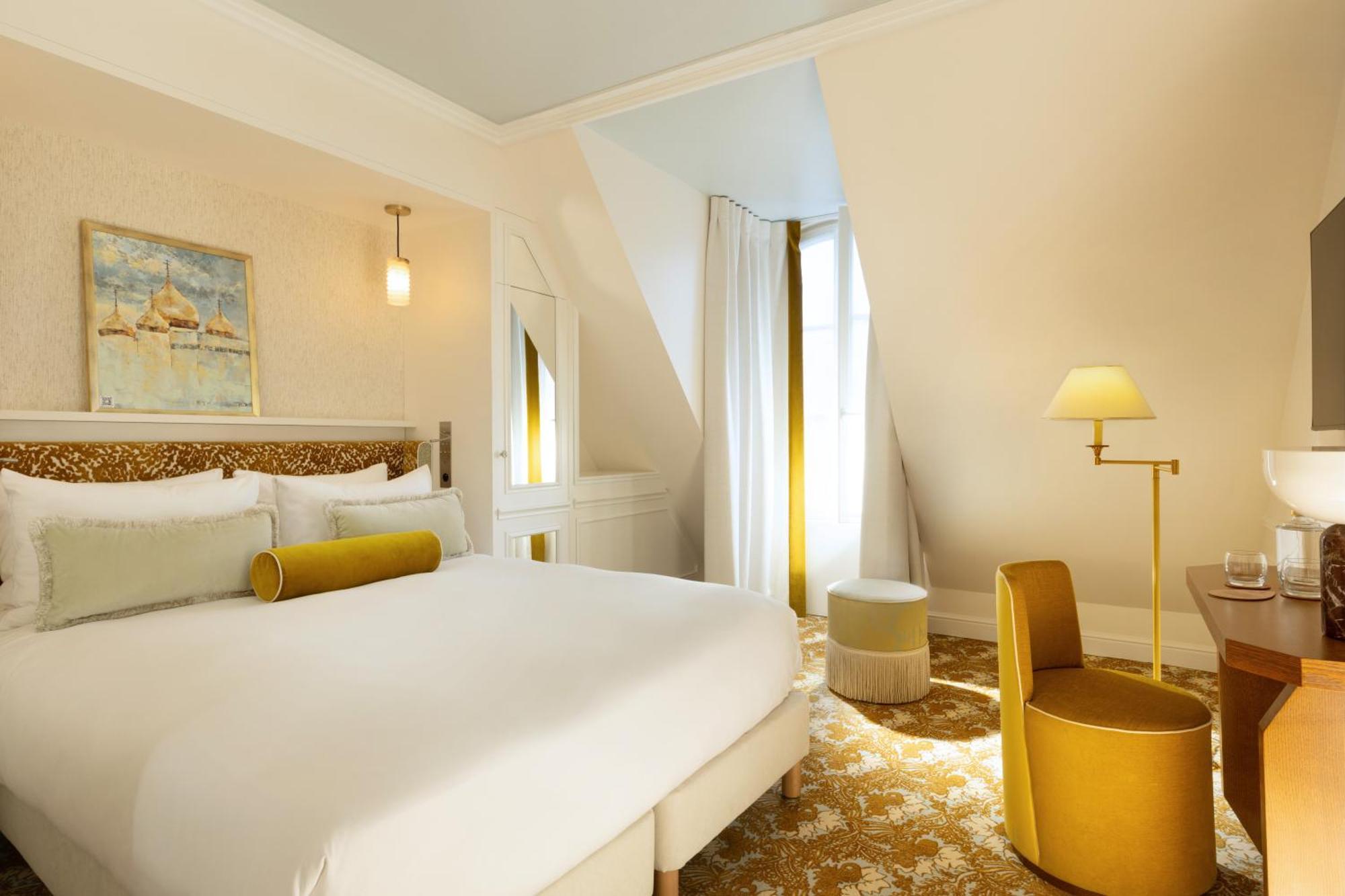 Almarine Eiffel & By Malone 4*