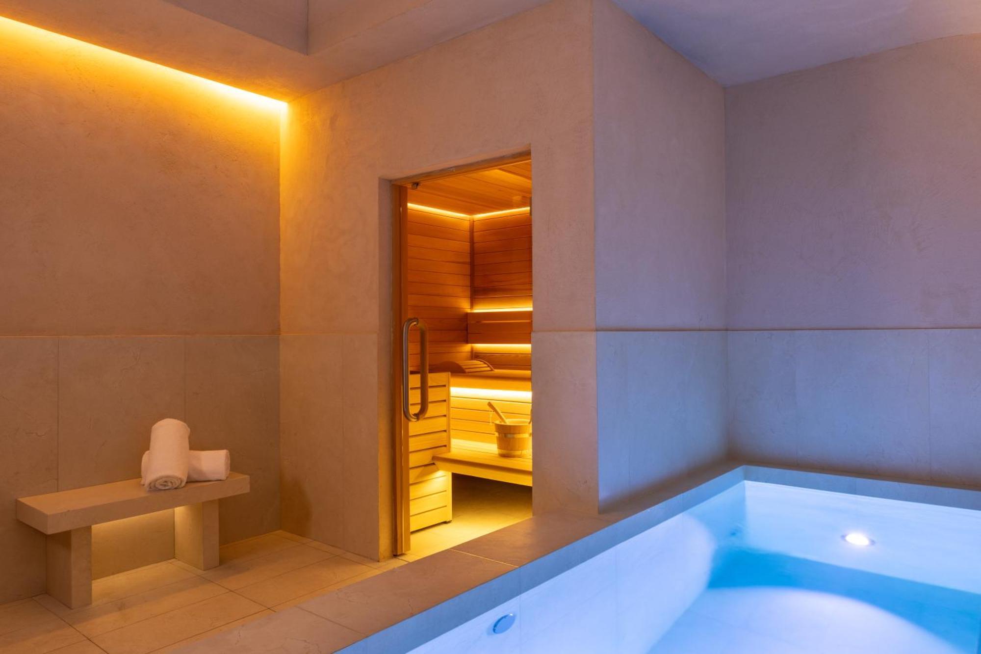 Almarine Eiffel & By Malone Hotel 4*