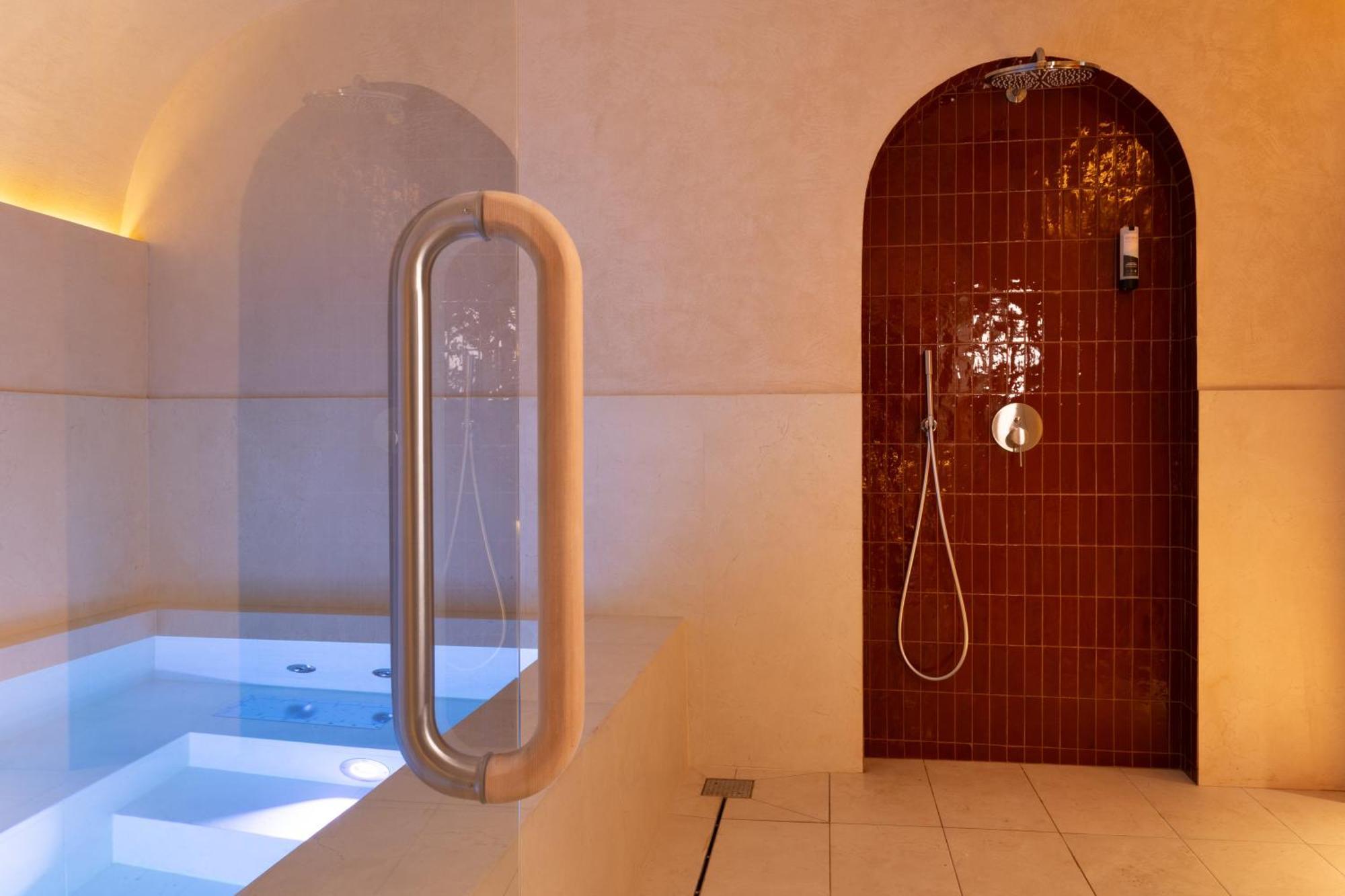 Almarine Eiffel & By Malone